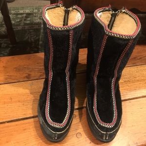 STOWE Great looking after Ski boots… fine on the streets.Alaskan looking.